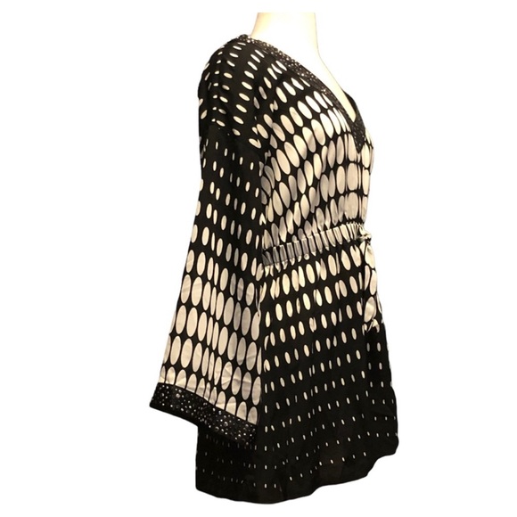 St. John Stylish Black and White Women's Top - Picture 4 of 8